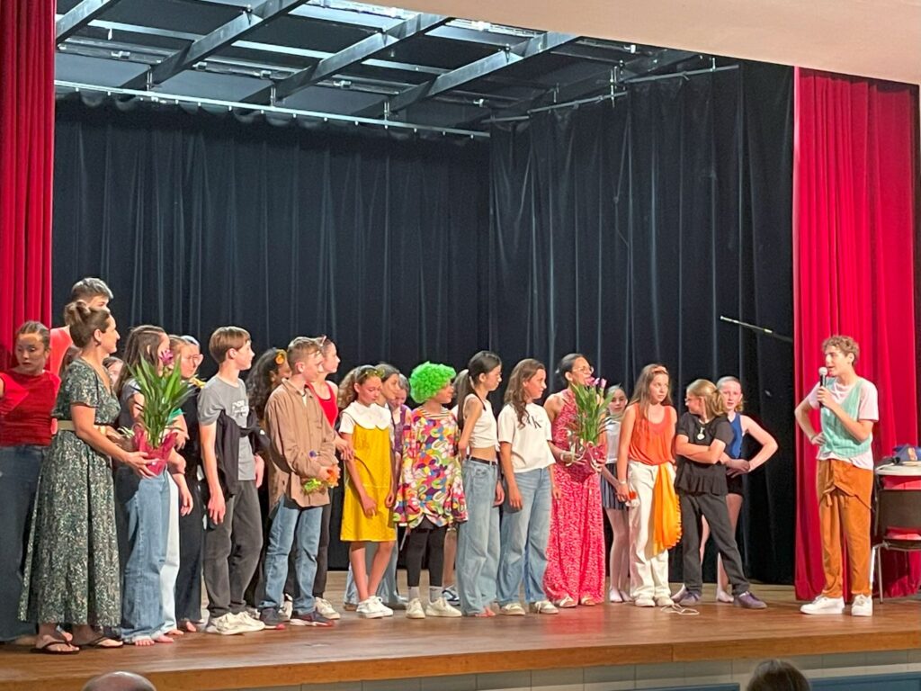 projecteurs-sur-nos-talents-artistiques-succes-scenique-pour-le-college-notre-dame-de-lesperance-des-brouzils