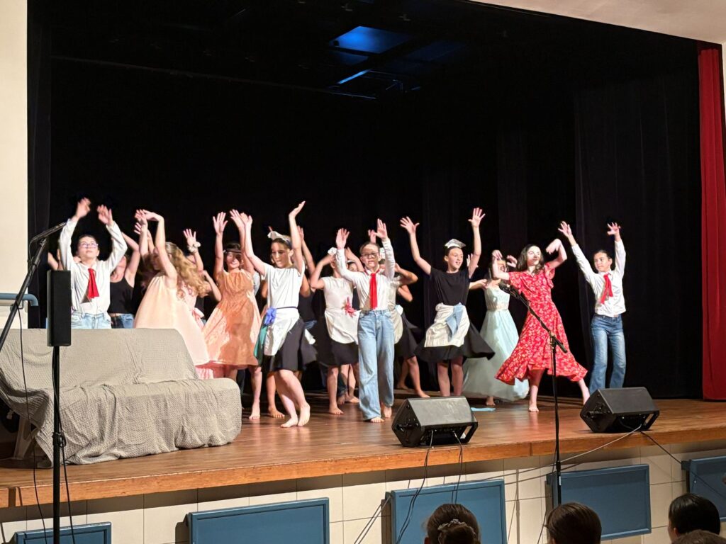 comedie-musicale-nos-artistes-entrent-en-scene