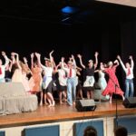 comedie-musicale-nos-artistes-entrent-en-scene